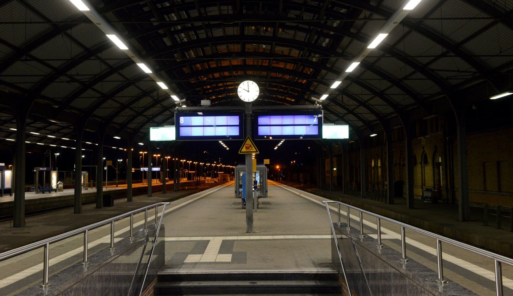 Ein leerer Bahnsteig am Hauptbahnhof in Halle