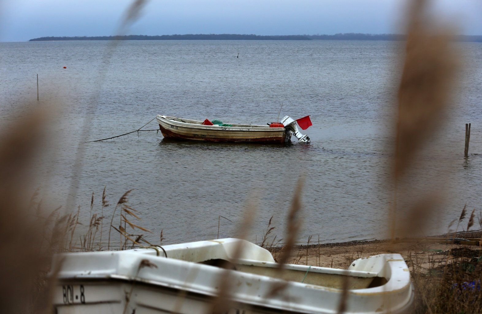 Ein Boot liegt am 11.12.2015 in Strandnähe im Wasser in Boiensdorf (Mecklenburg-Vorpommern).