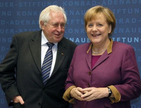Bundeskanzlerin Angela Merkel (CDU) und Bernhard Vogel am 17.12.2012 in Berlin. Anlass ist der Festakt zum 80. Geburtstag von Vogel. (FOTO: DPA)