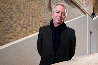 Der britische Architekt David Chipperfield posiert in Berlin in der Treppenhalle des Neuen Museums. (FOTO: DDP)