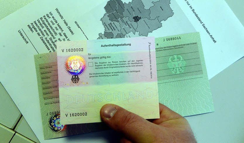 Die Aufenthaltsgestattung ist der Ausweis eines Asylbewerbers. In den ersten drei Monaten darf er damit Sachsen-Anhalt nur mit Genehmigung verlassen.