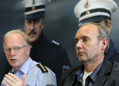 Beamte der Mordkommission der Mettmanner Polizei sitzen in Velbert in einer Pressekonferenz. (FOTO: DPA)