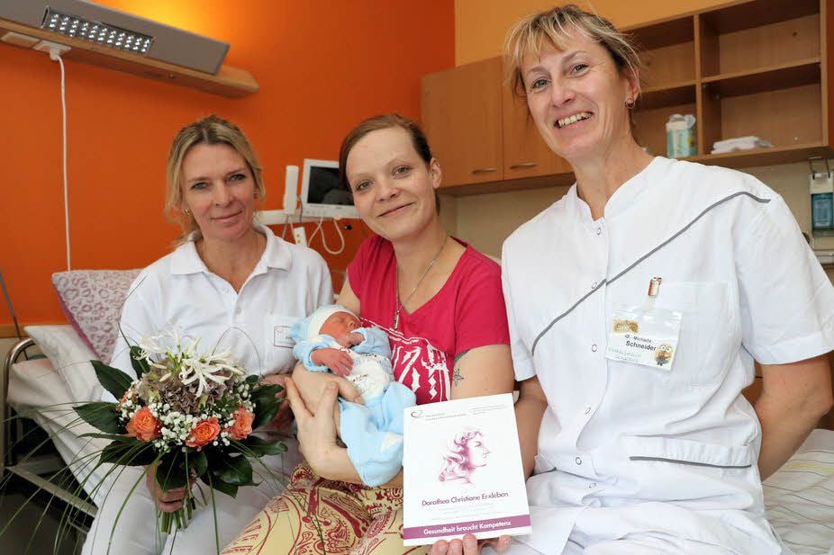 Madleen Bäcker mit ihrem Sohn Nathan Rico, Oberärztin Simone Schmidt (l.) und Kinderkrankenschwester Michaela Schneider (r.).