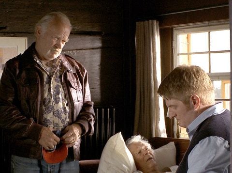 Renate Delfs als Mutter Hilde, Peter Franke (l) als Sohn Edgar und Marc Zwinz als Enkel Uwe in einer Szene des Kinofilms «Sohnemänner». (FOTO: DPA)