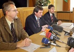 Oberstaatsanwalt Gerd Schmidt, Gunter Fromm vom LKA und LKA-Pressesprecher Tom Jährig (v.l.) auf einer Pressekonferenz zum Betrug beim Bau der Autobahn 72. (Foto: dpa)