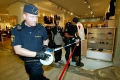 Polizisten sperren den Tatort im Stockholmer NK-Kaufhaus ab. Ein unbekannter Mann hatte die Sozialdemokratin dort am Mittwochnachmittag mit einem Messer in Arm, Bauch und Brust gestochen. (Foto: dpa)