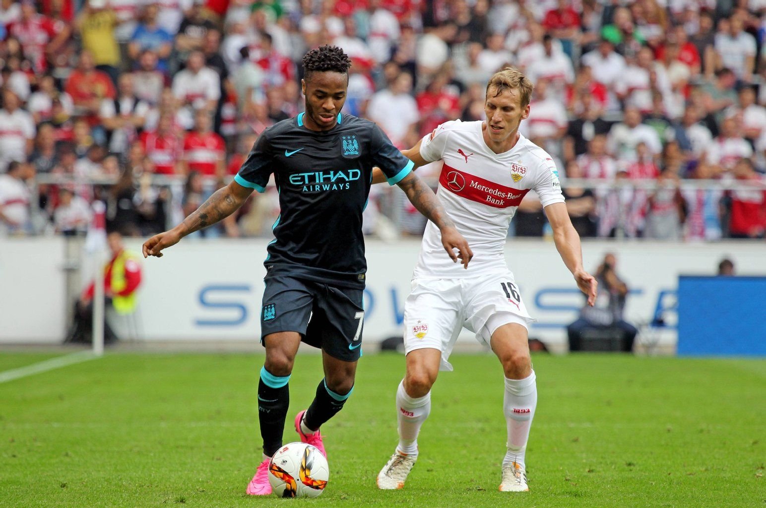 Raheem Sterling (l.) im Duell mit Stuttgarts Florian Klein.