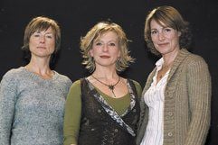Die Schwestern Iris (l, Corinna Harfouch), Anne (Dagmar Manzel) und Marianne (Kirsten Block) bei den Dreharbeiten des Films «Frei nach Plan». (Foto: dpa)