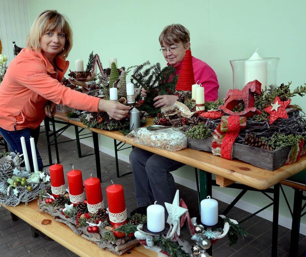 In der neu errichteten Gärtnerei in Heuckewalde wurde ein Adventsmarkt eröffnet. Aus diesem Anlaß wurden zahlreiche Gestecke gestaltet. links die Chefin Kathrin Tröger und Christine Doubek hinten rechts.