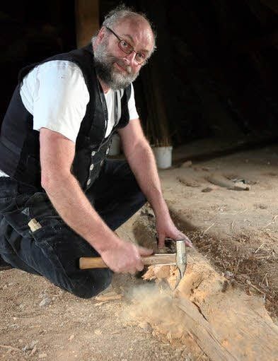 Andreas Werner an einem hinfälligen Balken der Gadegaster Kirche