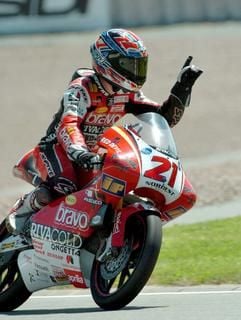 Der Lokalmatator Steve Jenkner hebt am Samstag (17.07.2004) nach dem Qualifikationstraining zum Motorrad-Grand-Prix auf dem Sachsenring bei Hohenstein-Ernstthal den Zeigefinger. (Foto: dpa)
