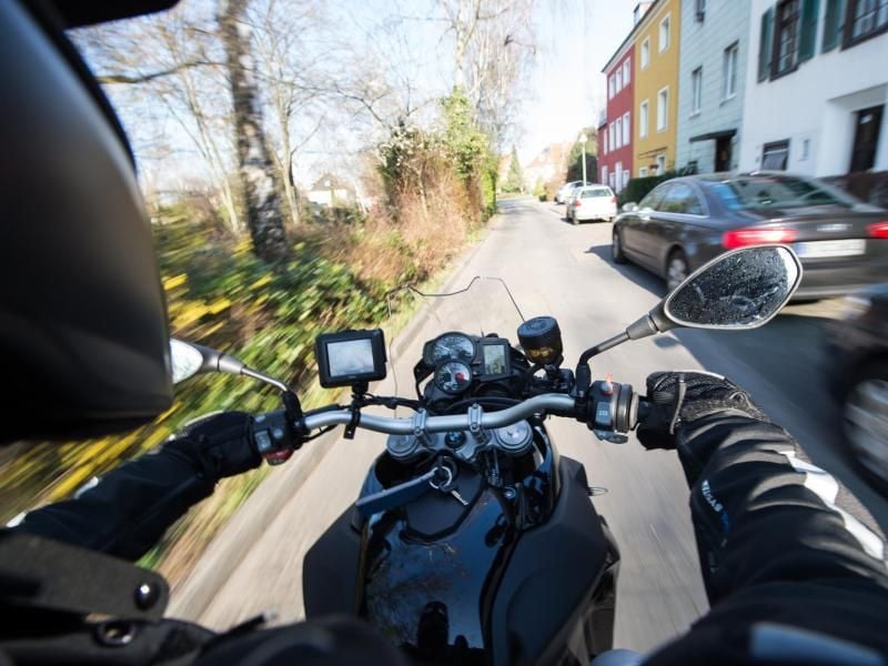 Motorradfahrer mit A2-Führerschein dürfen zu schnelle Maschinen drosseln. Neuere Fahrlizenzen erlauben dies jedoch nur bei Modellen mit maximal 95 PS. Foto: Bernd von Jutrczenka/dpa