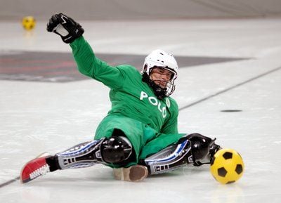 Thomas Brdaric trainiert in der LanxessArena in Köln für den «Deutschen Eisfußball Pokal 2009». (FOTO: DPA)