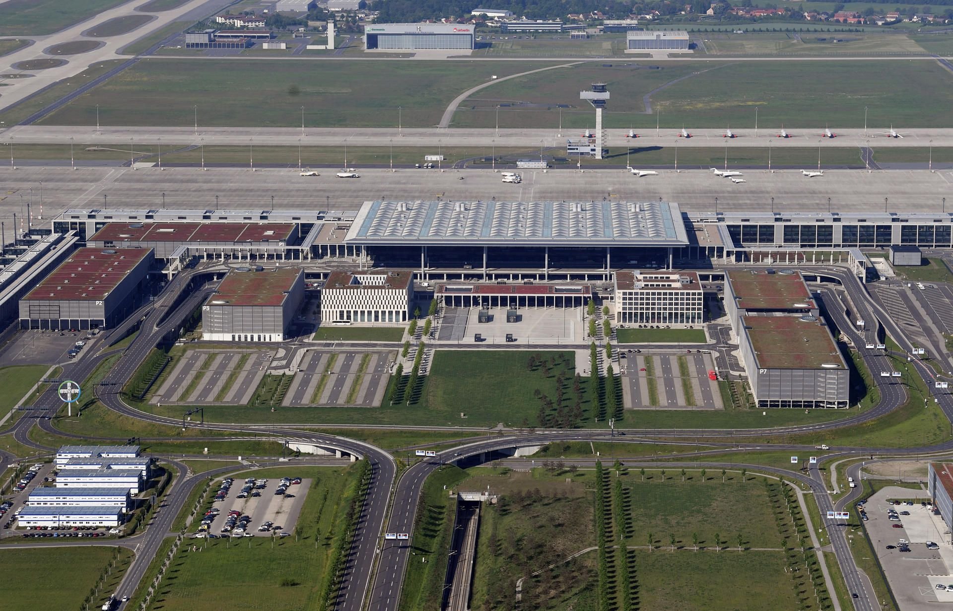 Luftaufnahme von dem im Bau befindlichen Berliner Flughafen BER.