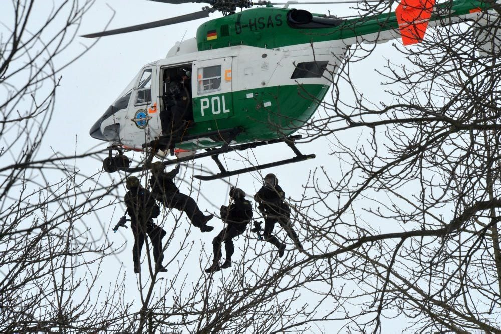 SEK-Beamte demonstrieren an der Fachhochschule Polizei Sachsen-Anhalt in Aschersleben das Abseilen von einem Hubschrauber.