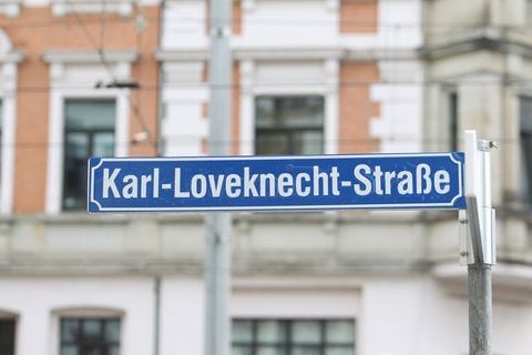 Ein Straßenschild der Karl-Liebknecht-Straße ist in Leipzig durch den Schriftzug «Karl-Loveknecht-Straße» überklebt. (FOTO: DAPD)