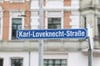 Ein Straßenschild der Karl-Liebknecht-Straße ist in Leipzig durch den Schriftzug «Karl-Loveknecht-Straße» überklebt. (FOTO: DAPD)
