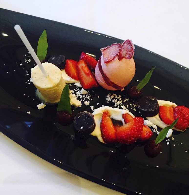 Dessert als Erlebnis: Hier werden Aromen von Erdbeere, Holunderblüte und Balsamico auf feine Art kombiniert.