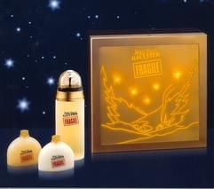 Blinkende Lichter in stilisierter Winterlandschaft - die Weihnachtsboxen von Jean-Paul Gaultier leuchten auf Knopfdruck. (Foto: Jean-Paul Gaultier/dpa/gms)