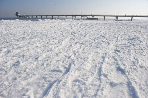 Blick über die bizarre Eislandschaft vor der Seebrücke am Strand des Ostseebades Zinnowitz auf der Insel Usedom. (FOTO: DPA)