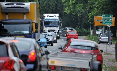 In der Radegaster Straße in Zörbig (Kreis Anhalt-Bitterfeld) stauen sich die Autos auf der Umleitung. (FOTO: ANDRE KEHRER)