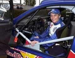 Vier Tage vor dem Start des härtesten Autorennens der Welt sitzt am Sonntag (28.12.2003) in Wolfsburg die in Monaco lebende Kölnerin Jutta Kleinschmidt in ihrem neuen Volkswagen Touareg. In Frankreich beginnt am 1. Januar die 26. Rallye Dakar mit mehr als 11 000 Kilometern, die an 18 Tagen absolviert werden. Der VW-Fuhrpark umfasst 14 Fahrzeuge, darunter drei Service-Lastwagen (im Hintergrund). (Foto: dpa)