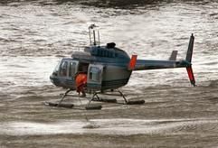 Von einem Hubschrauber aus werden in Höhe der Hamburger Landungsbrücken im Auftrag der Wassergütestelle Elbe Wasserproben entnommen (Archivfoto vom 28.11.2006). (Foto: dpa)