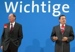 Bundeskanzler Gerhard Schröder (r) und der SPD-Spitzenkandidat bei den bayerischen Landtagswahlen, Franz Maget, geben am Montag (22.09.2003) vor Beginn der Präsidiumssitzung in der SPD-Zentrale in Berlin ein Statement ab. Die Sozialdemokraten verloren bei den Wahlen am vergangenen Sonntag (21.09.2003) 10 Prozentpunkte und kamen auf 19,6 Prozent der Stimmen. (Foto: dpa)