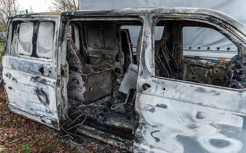 Mit diesem Transporter, in dessen Ladebereich zwei Tresore liegen, hat am Mittwochabend in Schafstädt die Brandserie begonnen.
