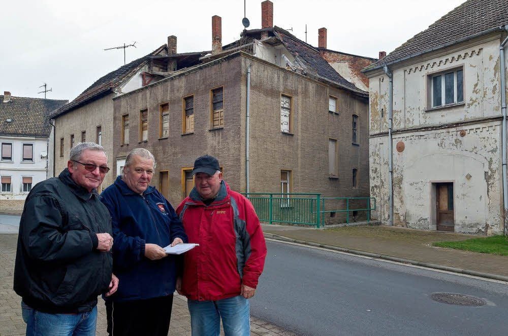 Klaus Andres, Jochen Hedler und Michael Kuhles (v.l.) erinnern sich an das einst prächtige Kino im Hintergrund, das heute völlig marode ist.