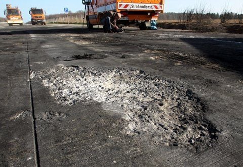 Nach der Massenkarambolage am 08.04.2011 auf der Autobahn A19 bei Kavelstorf in der Nähe von Rostock werden am 09.04.2011 die Schäden in der rußgeschwärzten Betondecke sichtbar. (FOTO: DPA)