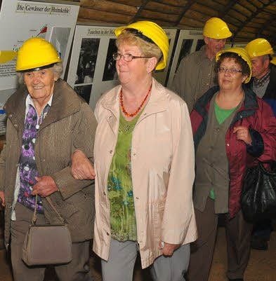 Die 92-jährige Lisbeth Wernecke (links) besuchte die Höhle zum Jubiläum.