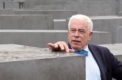 Der US-amerikanische Architekt Peter Eisenman steht am 12. Juli 2004 inmitten der Stelen des Holocaust-Mahnmals in Berlin. (Foto: dpa)