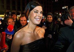 Lachen für die Fotografen: Desperate Housewives»-Star Teri Hatcher im braun-grünen Abendkleid (Foto: dpa)