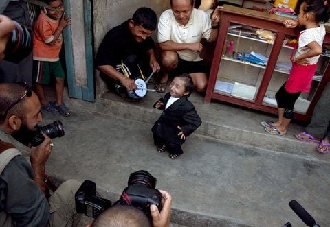 Der Nepalese Khagendra Thapa Magar (C) ist an seinem 18. Geburtstag offiziell zum kleinsten Mann der Welt ernannt worden. 62,5 Zentimeter wurden in die Guinness-Urkunde eingetragen. (FOTO: DPA)