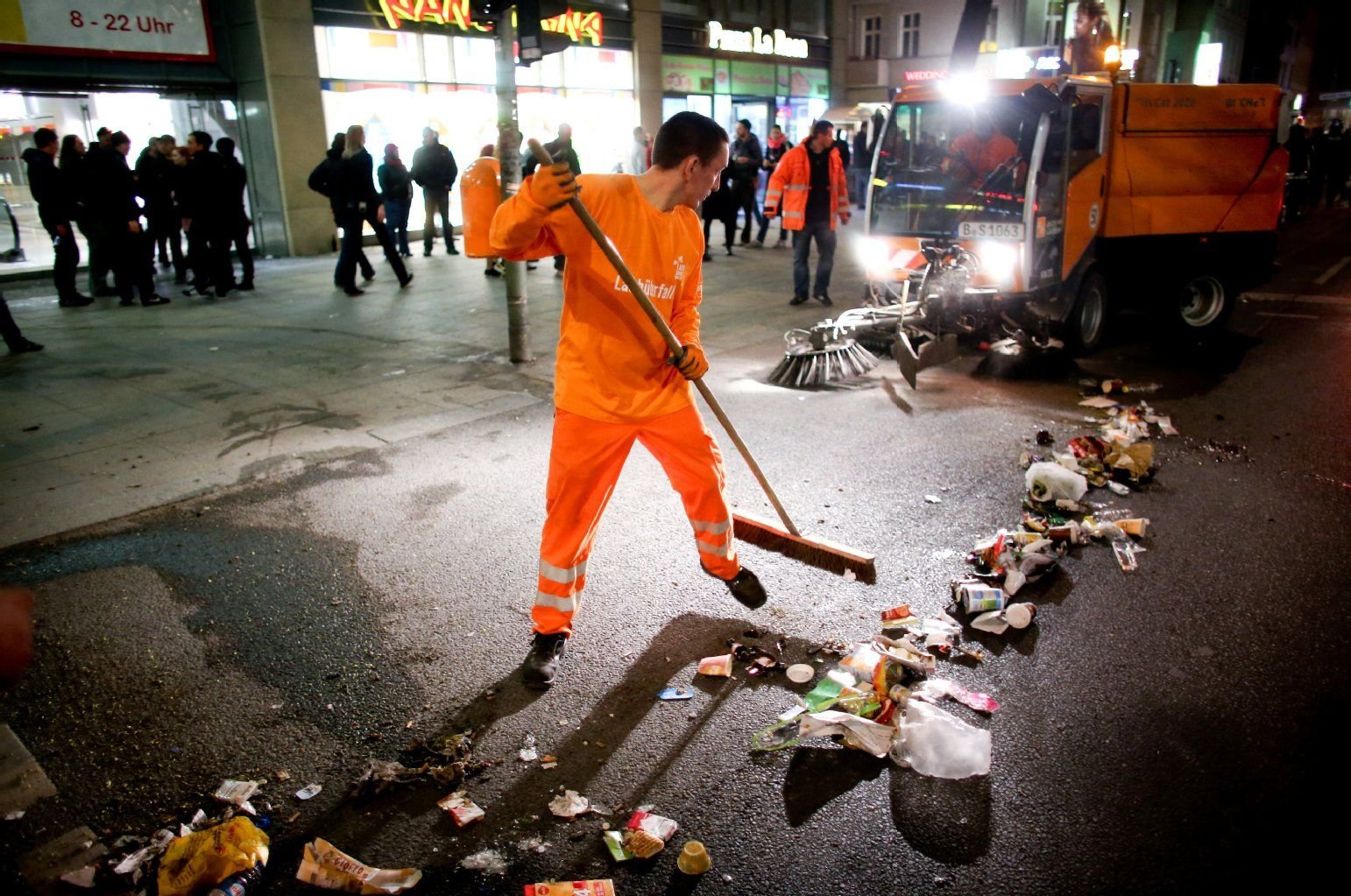 Ein Mitarbeiter der Berliner Straßenreinigung fegt in der Walpurgisnacht im Berliner Stadtteil Wedding nach einer Demonstration gegen steigende Mieten den Müll zusammen.