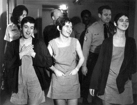 Die mitangeklagten Susan Atkins, Patricia Krenwinkel und Leslie van Houten (v. l.) werden - begleitet von Polizeibeamten - am 29. März 1971 in Los Angeles zum Prozess geführt. (FOTO: DPA)