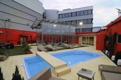 Das Außengelände des «Big-Brother»-Hauses, mit den getrennten Bereich für reiche Kandidaten. (Foto: ddp)