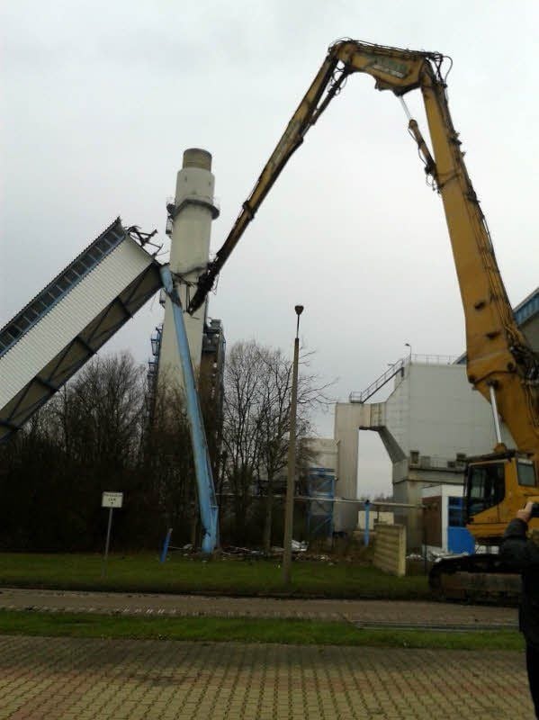 Die Bandbrücke des Kraftwerks Mumsdorf, die über die Staschwitzer Hauptstraße führte, ist abgerissen.