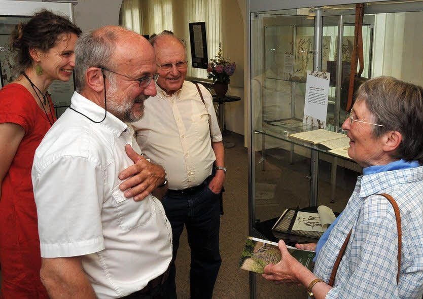 Hans-Joachim Zündorf (2. v. l.) von der Universität Jena erklärt Anne und Carl Beleites aus Nordhausen Stationen aus dem Leben des Botanikers.