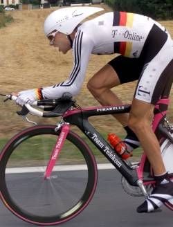 Der deutsche Meister Jan Ullrich vom Team Telekom ist am 27.07.02001 in Vallon-en-Sully bei der 18. Etappe der 88. Tour de France, einem Einzelzeitfahren über 61 km von Montlucon nach Saint-Amand-Montrond, unterwegs (Archivbild). Der Olympiasieger und das Team Telekom haben sich getrennt. Wie der Tour de France-Sieger von 1997 am Mittwoch (25.09.2002) auf seiner Internetseite mitteilte, will er keinen neuen Vertrag bei dem deutschen Radrennstall unterschreiben. Wegen der Tabletten-Affäre im Juli ist Ullrich noch bis zum 23. März 2003 gesperrt. Solange hatte das Team Telekom den Vertrag mit dem Merdinger ruhen lassen. (Foto: dpa)