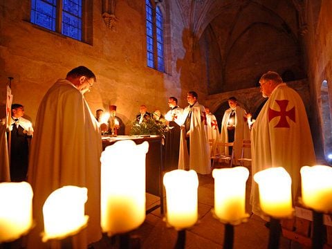 Ein ausgewählter Kreis: Templer beten und singen in der Kapelle «Unserer lieben Frauen» in Wettin. (FOTO: ANDREAS STEDTLER)