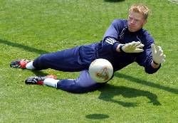 Torwart Oliver Kahn hält im Training einen Ball. (Foto: dpa)