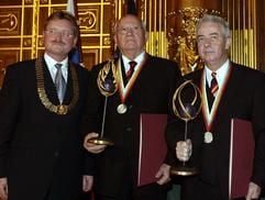 Der frühere sowjetische Präsident Michail Gorbatschow (M.) und der Pfarrer der Nikolaikirche in Leipzig, Christian Führer (r.), posieren am Mittwoch (05.10.2005) im Rathaus von Augsburg, nachdem ihnen der Oberbürgermeister der Stadt, Paul Wengert (l.), den «Preis Augsburger Friedensfest 2005» überreicht hat. (Foto: dpa)