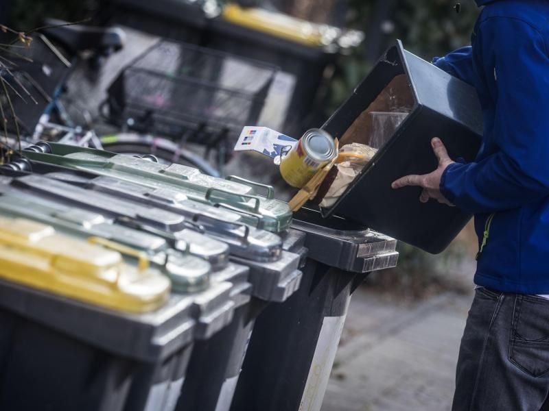 Besonders in der Corona-Krise, ist es wichtig, überquellende Mülltonnen zu vermeiden. Damit es nicht zu einer Überlastung der Restmüllentsorgung kommt, sollten Menschen weiter den Müll sorgfältig trennen. Foto: Frank Rumpenhorst/dpa
