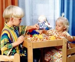 Spielerischer Umgang mit Medikamenten - doch an ernsten Arzneimitteltests mit Kindern mangelt es. (Foto: dpa)