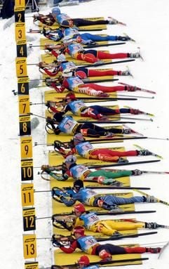 Die Startläuferin des deutschen Quartetts, Martina Glagow (oben) aus Mittenwald, beim Liegendschießen mit ihren Konkurrentinnen am 12. Februar 2004 bei dem Biathlon-Weltmeisterschaften in Oberhof. (Foto: dpa)