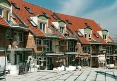 Nicht übereilt entscheiden - nie mehr Miete zu zahlen und stattdessen in den eigenen vier Wänden zu wohnen, ist ein Wunsch vieler Bundesbürger. Auch wenn die Eigenheimzulage vom kommenden Jahr an komplett wegfallen sollte, will der Entschluss zum Kauf einer Wohnung oder eines Hauses gut überlegt sein. (Foto: dpa)