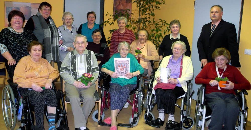 Ein Foto, das an den schönen Tag erinnert: (Reihe hinten v. l.) Franka Fröhn, Helga Welz, Elly Noack, Inka König, davor Harald Steinecke, Birgit Gerstenberger, Elfriede Däumichen, Gertrud Pannier, Klaus-Rüdiger Neubauer;(Reihe vorn v.l.) Helga Pöhlmann, Hermann Schmid, Hildegard Richter, Anita Born und Ruth Harm.