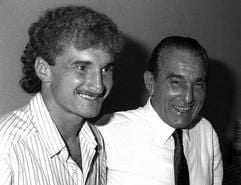 Das Archiv-Foto vom 22. Juli 1988 zeigt Rudi Völler mit dem früheren AS Rom-Präsident Dino Viola (r) in Rom. Völler spielte für AS Rom von 1987 bis 1991. (Foto: dpa)